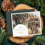 Lámina Presupuesto 3 Collage de fotos Arch Merry Navidad<br><div class="desc">Haga que nuestros recuerdos sean inolvidables con nuestra tarjeta de fotos de vacaciones. Presentando un delicioso collage de 3 fotos con un overlay de arco a la izquierda, adornado con "Feliz Navidad" en una falsa caligrafía de escritura de Relieve metalizado dorado. Personalízalo con el nombre de tu familia y el...</div>
