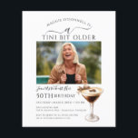 Lámina PRESUPUESTO 50.º cumpleaños Foto Espresso Martini<br><div class="desc">La foto del celebrante de cumpleaños ocupa el centro del escenario en esta moderna invitación de cumpleaños martini. El elegante diseño de moda incluye un espresso martini. Una proa de bonito añade un toque femenino. Todo el texto es editable.</div>