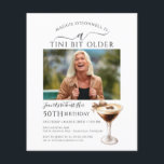 Lámina PRESUPUESTO 50.º cumpleaños Foto Espresso Martini<br><div class="desc">La foto del celebrante de cumpleaños ocupa el centro del escenario en esta moderna invitación de cumpleaños martini. El elegante diseño de moda incluye un espresso martini. Una proa de bonito añade un toque femenino. Todo el texto es editable.</div>