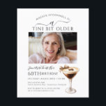 Lámina PRESUPUESTO 60º cumpleaños Foto Espresso Martini I<br><div class="desc">La foto del celebrante de cumpleaños ocupa el centro del escenario en esta moderna invitación de cumpleaños martini. El elegante diseño de moda incluye un espresso martini. Una proa de bonito añade un toque femenino. Todo el texto es editable.</div>