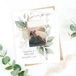 Lámina Presupuesto Eucalyptus Glow Photo Vertica Guardar<br><div class="desc">** EL PAPEL SATÍN ES PAPEL DELGADO. ACTUALIZAR EL PAPEL PARA UN PAPEL MÁS ESPESO. TIENE UNA OPCIÓN PARA ENVELOPES. *** Ahorre dinero en invitaciones formales con esta invitación más pequeña que tiene una opción para sobres. Prepárese a sus invitados para el boda asombroso con su Eucalyptus Glow Photo Vertical...</div>