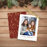 Lámina PRESUPUESTO Guión dorado rojo Feliz foto de Navida<br><div class="desc">BUDGET Red Gold Simple Script Modern Merry Christmas Photo Card con tus fotos favoritas y un guión sencillo pero elegante Feliz Festividad de Navidad. La parte trasera está decorada con un estampado festivo y elegante de hojas de Relieve metalizado dorado, pino y otras plantas botánicas de invierno sobre un fondo...</div>