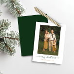 Lámina PRESUPUESTO Guión verde simple escritura mora foto<br><div class="desc">BUDGET Green Simple Script Modern Merry Christmas Photo Card con tus fotos favoritas y un guión sencillo pero elegante Merry Christmas greeting. La parte de atrás es un bosque de invierno verde. ¡Perfecto para tus tarjetas de vacaciones este año! **Nuestro artículo de PRESUPUESTO es más pequeño, más ligero y más...</div>