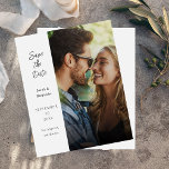 Lámina Presupuesto moderno foto y lado Guardar la fecha -<br><div class="desc">** EL PAPEL SATÍN ES PAPEL DELGADO. ACTUALIZAR EL PAPEL PARA UN PAPEL MÁS ESPESO. TIENE UNA OPCIÓN PARA ENVELOPES. *** Ahorra dinero en invitaciones con esta invitación más pequeña que tiene una opción para sobres. Prepárese a sus huéspedes para el boda asombroso con su moderno Photo & Side Save...</div>