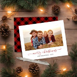 Lámina PRESUPUESTO Navidades de guiones rojos colocados e<br><div class="desc">BUDGET Red Buffalo Plaid Script Merry Christmas Photo Card con tu foto favorita y un guión simple pero elegante Merry Christmas greeting. La parte trasera está decorada con un festejo y rústico de manteca de búfalo en un acogedor rojo invierno. ¡Perfecto para tus tarjetas de vacaciones este año! **Nuestro artículo...</div>