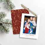 Lámina PRESUPUESTO Oro Rojo Simple Feliz Navidad<br><div class="desc">BUDGET Red Gold Simple Script Modern Merry Christmas Photo Card con tus fotos favoritas y un guión sencillo pero elegante Feliz Festividad de Navidad. La parte trasera está decorada con un estampado festivo y elegante de hojas de Relieve metalizado dorado, pino y otras plantas botánicas de invierno sobre un fondo...</div>