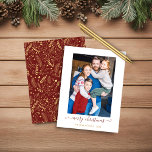 Lámina PRESUPUESTO Oro Rojo Simple Feliz Navidad<br><div class="desc">BUDGET Red Gold Simple Script Modern Merry Christmas Photo Card con tus fotos favoritas y un guión sencillo pero elegante Feliz Festividad de Navidad. La parte trasera está decorada con un estampado festivo y elegante de hojas de Relieve metalizado dorado, pino y otras plantas botánicas de invierno sobre un fondo...</div>