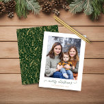 Lámina PRESUPUESTO Oro Verde Navidades de guiones simples<br><div class="desc">BUDGET Green Gold Simple Script Modern Merry Christmas Photo Card con tus fotos favoritas y un guión sencillo pero elegante Feliz Navidad. La parte trasera está decorada con un estampado festivo y elegante de hojas de Relieve metalizado dorado, pino y otras plantas botánicas de invierno sobre un fondo verde de...</div>