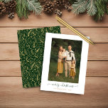 Lámina PRESUPUESTO Oro Verde Simple Feliz Navidad<br><div class="desc">BUDGET Green Gold Simple Script Modern Merry Christmas Photo Card con tus fotos favoritas y un guión sencillo pero elegante Feliz Navidad. La parte trasera está decorada con un estampado festivo y elegante de hojas de Relieve metalizado dorado, pino y otras plantas botánicas de invierno sobre un fondo verde de...</div>