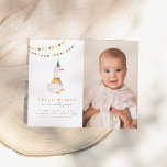 Lámina Primer cumpleaños de foto de presupuesto de un ton<br><div class="desc">¡Celebra el gran día de tu pequeña con esta encantadora invitación a la fiesta de cumpleaños de fotos ‘Silly Goose’! Este divertido diseño neutro en cuanto a género incluye una paleta de colores boho, banderas de amarre y una oca acuarela en un gorra fiesta. ¡En el lado derecho, hay una...</div>