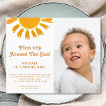 Lámina Primer Viaje Presupuestario En Torno A La Foto Del<br><div class="desc">Invite a su familia y amigos a su primera fiesta de cumpleaños con esta encantadora invitación al presupuesto para el primer cumpleaños. Está decorado con un sol acuático y dice "¡Primer viaje alrededor del Sol!" Personalizable fácil. Reemplace la foto por una de las suyas. Perfecto para una fiesta de cumpleaños...</div>