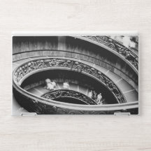 Escalera de caracol en blanco y negro