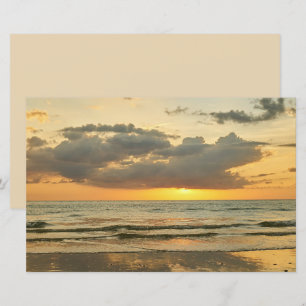 Lámina Puesta de sol en la playa océano mar cielo nublado