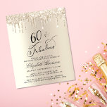 Lámina Purpurina de Oro Presupuestario Invitación a cumpl<br><div class="desc">Elegante,  moda y presupuesto amistoso para la fiesta de cumpleaños número 60 con "60 & Fabulous" escrito en un guión elegante,  un fondo dorado y goteos en purpurina de imitación dorada. Personaliza con su nombre y los detalles del fiesta.</div>