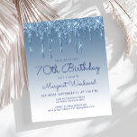 Lámina Purpurina de presupuesto Drip Blue 70th Birthday I<br><div class="desc">Esta moderna invitación para cumplir 70 años tiene un brillante purpurina azul turbio y un fondo azul oscuro. Las palabras "70th Birthday" y el nombre del invitado de honor aparecen en escritura informal azul, con el resto del texto de personalizable en azul sans serif. En el reverso aparece el mismo...</div>