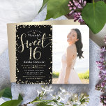 Lámina Purpurina negro de oro de presupuesto Dulce 16 Inv<br><div class="desc">"Feliz dulce 16". Envíe esta impresionante, brillante, alegre, festiva, moderna, personalizada, personalizado de presupuesto para una fiesta que recordar. La tipografía del guión de purpurina dorado y los confeti superponen un fondo negro en la mitad izquierda de la tarjeta. Una foto personalizado del chica de cumpleaños está a la derecha....</div>