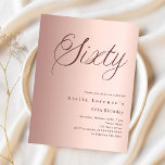 Lámina Rosa de presupuesto de guión de oro 60ª invitación<br><div class="desc">Una invitación moderna y de diseño para una fiesta de cumpleaños número 60. Fondo de gradiente de oro Rosa y la palabra Cincuenta escrita con letras grandes y elegantes en oro rosa oscuro. Personalice y agregue un nombre y detalles del fiesta. 1 hoja = 1 borde impreso de invitación al...</div>