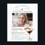 Lámina SORPRESA PRESUPUESTARIA FIESTA Tini bit mayor Mart<br><div class="desc">La foto del celebrante de cumpleaños ocupa el centro del escenario en esta invitación sorpresa de cumpleaños fiesta martini. El elegante diseño de moda incluye un espresso martini. Una proa de bonito añade un toque femenino. Todo el texto es editable.</div>