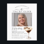 Lámina SORPRESA PRESUPUESTARIA FIESTA Tini bit mayor Mart<br><div class="desc">La foto del celebrante de cumpleaños ocupa el centro del escenario en esta invitación sorpresa de cumpleaños fiesta martini. El elegante diseño de moda incluye un espresso martini. Una proa de bonito añade un toque femenino. Todo el texto es editable.</div>