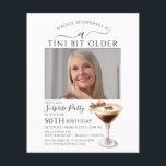 Lámina SORPRESA PRESUPUESTARIA FIESTA Tini bit mayor Mart<br><div class="desc">La foto del celebrante de cumpleaños ocupa el centro del escenario en esta invitación sorpresa de cumpleaños fiesta martini. El elegante diseño de moda incluye un espresso martini. Una proa de bonito añade un toque femenino. Todo el texto es editable.</div>