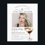 Lámina SORPRESA PRESUPUESTARIA FIESTA Tini bit mayor Mart<br><div class="desc">La foto del celebrante de cumpleaños ocupa el centro del escenario en esta invitación sorpresa de cumpleaños fiesta martini. El elegante diseño de moda incluye un espresso martini. Una proa de bonito añade un toque femenino. Todo el texto es editable.</div>