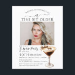 Lámina SORPRESA PRESUPUESTARIA FIESTA Tini bit mayor Mart<br><div class="desc">La foto del celebrante de cumpleaños ocupa el centro del escenario en esta invitación sorpresa de cumpleaños fiesta martini. El elegante diseño de moda incluye un espresso martini. Una proa de bonito añade un toque femenino. Todo el texto es editable.</div>