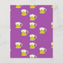Taza de cerveza espumosa en morado