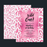 Lámina Un primer cumpleaños invita al leopardo rosa del p<br><div class="desc">Pequeñas y elegantes invitaciones para fiestas de cumpleaños de 4.5" x 5.6" con un patrón de impresión de leopardo rosa y blanco sobre moda, con una capa de Relieve metalizado falso rosa y detalles de tu fiesta de cumpleaños en letras de moda. Genial para CUALQUIER EDAD. Estas invitaciones asequibles se...</div>