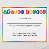 Voz sacude el certificado de fin de año escolar