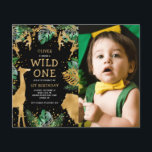 Lámina Wild One Photo Green Gold Black Birthday<br><div class="desc">Invite a los huéspedes a celebrar el primer cumpleaños de su hijo con esta invitación temática de safari en la jungla, que incluye una colección de follaje verde y oro falso de la jungla de Relieve metalizado y animales (jirafa, león, mono) alrededor de las palabras "Wild One" en la tipografía...</div>