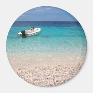 Lancha de carreras en el imán redondo del mar azu