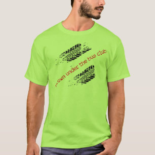 Lanzado debajo de la camiseta del club del autobú