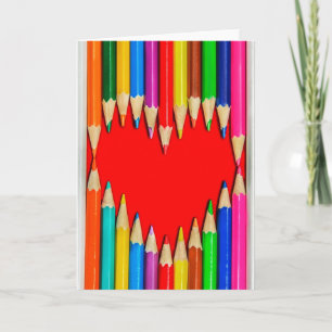 Lápices coloreados con la tarjeta de felicitación