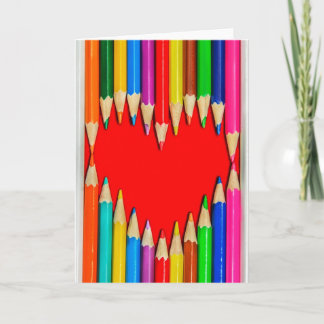 Lápices coloreados con la tarjeta de felicitación