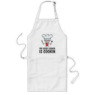 Largo Sr. apuesto está cocinando el delantal para los