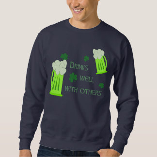 Las bebidas del día de St Patrick manan camisa