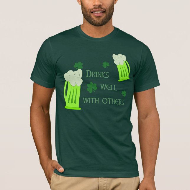 Las bebidas del día de St Patrick manan camisa (Anverso)