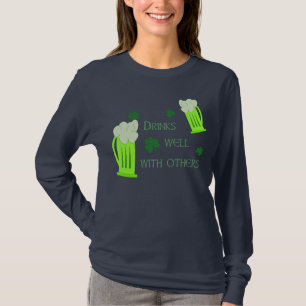 Las bebidas del día del St Patricks manan camisa