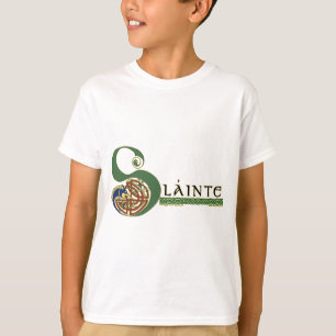 Las camisetas y las sudaderas con capucha del niño