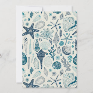 Las conchas de mar sobre blanco roto