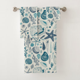 Las conchas de mar sobre blanco roto