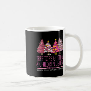 Las copas de los árboles de Navidad brillan y los 