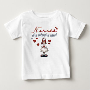 Las enfermeras dan las camisetas y los regalos de