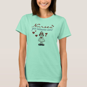 Las enfermeras dan las camisetas y los regalos de