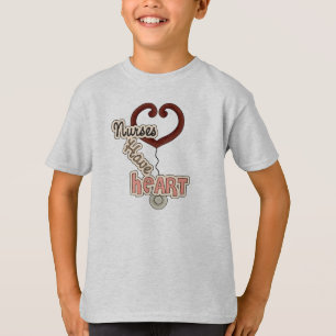 Las enfermeras del estetoscopio tienen camisetas y