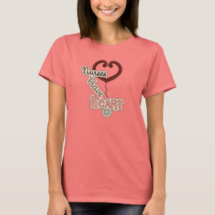 Las enfermeras del estetoscopio tienen camisetas y