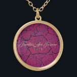 Las familias-Rosas rosados y de oro del collar son<br><div class="desc">Collares mostrados en tono dorado con una estampada multicapa sobre un fondo rosado profundo y texto de "Las familias son para siempre 2018" en el elegante guión de Taupe. Personalizar este collar con una cita especial o/o y elige tu estilo o cambia de color. O comprar como diseñado. Disponible también...</div>