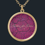Las familias-Rosas rosados y de oro del collar son<br><div class="desc">Collares mostrados en tono dorado con una estampada multicapa sobre un fondo rosado profundo y texto de "Las familias son para siempre 2018" en el elegante guión de Taupe. Personalizar este collar con una cita especial o/o y elige tu estilo o cambia de color. O comprar como diseñado. Disponible también...</div>