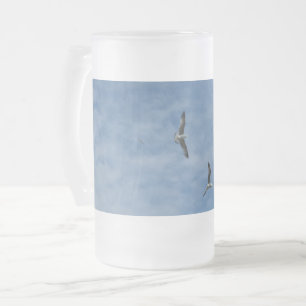 Las gaviotas del vuelo helaron la taza del vidrio