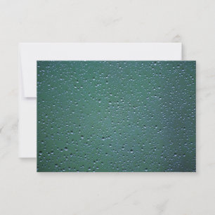 Las gotas de agua de RSVP en un fondo verde
